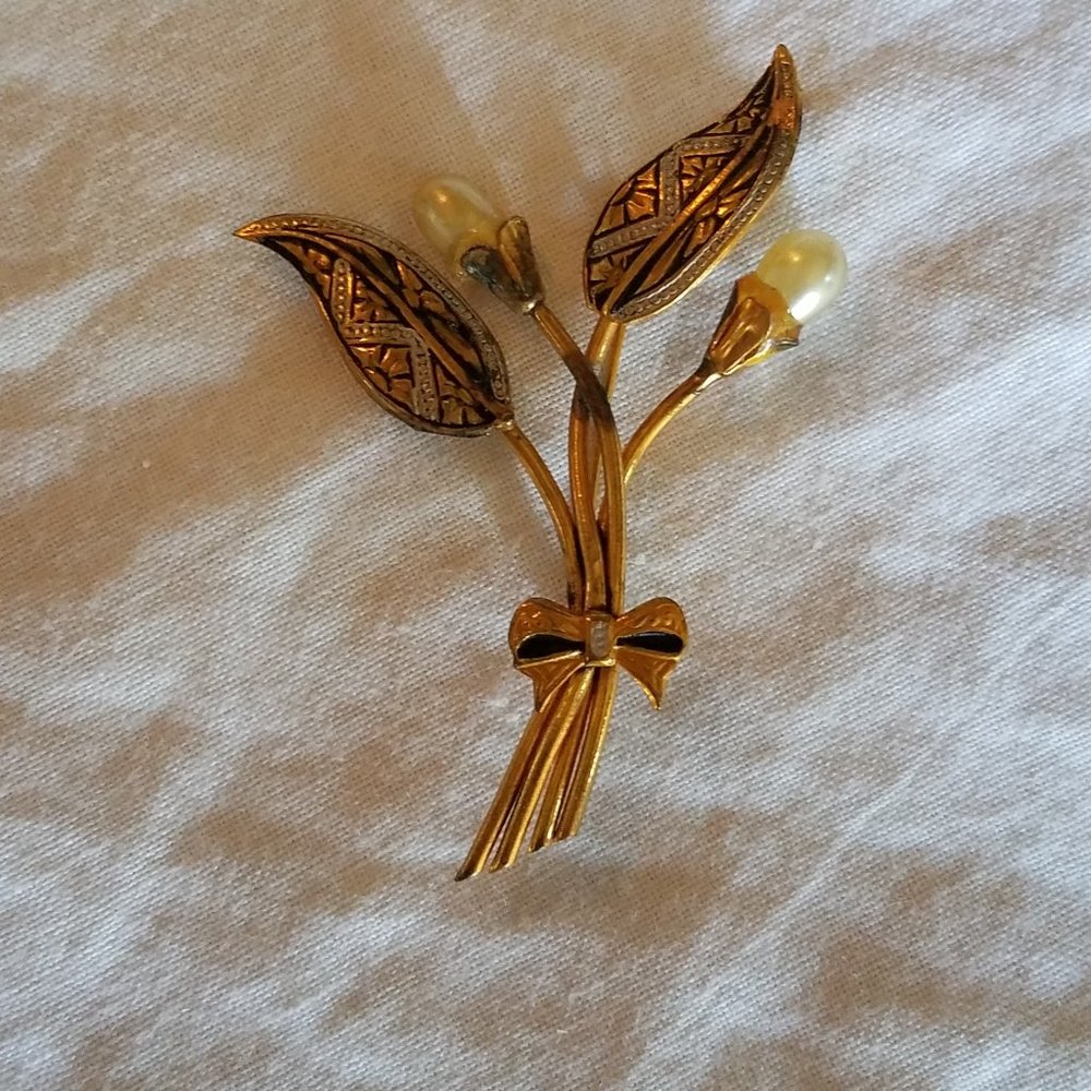 Freshwater Pearl Flower Brooch